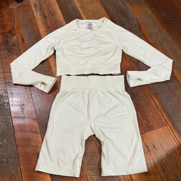 Gymshark Adapt Camo Seamless Long Sleeve Crop Top and Shorts Set Beige Size M - Picture 2 of 16